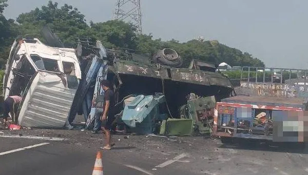 快訊/國一北上253.9公里處聯結車翻覆2人傷　3線車道受阻僅路肩勉強通行