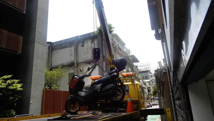 心愛寶貝掰了！男欠繳百筆停車費與健保費　台北分署鐵腕吊重機拍賣