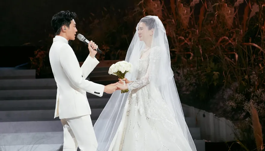 張智霖唱到一半…袁詠儀「絕美婚紗現身」！套婚戒淚喊：妳就是我無與倫比的美麗