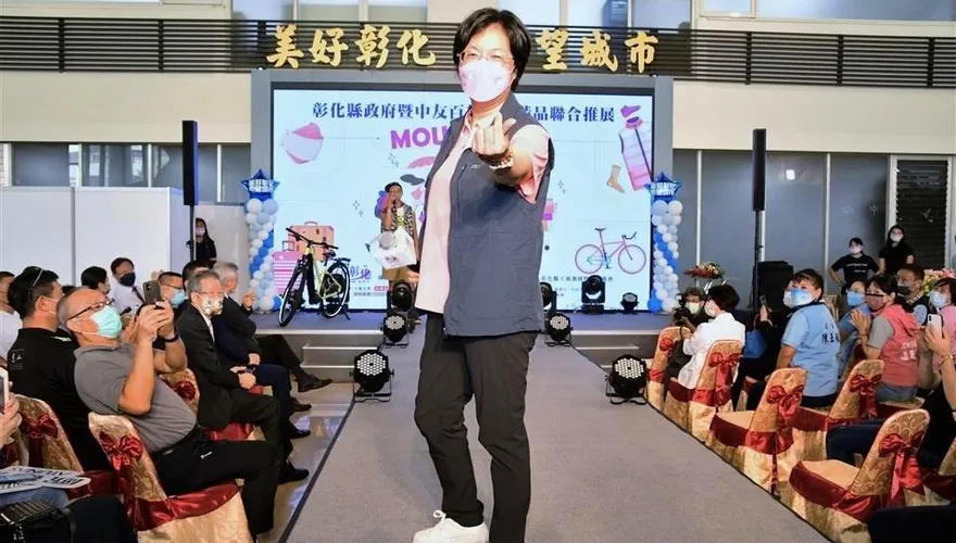 驚！彰化縣長王惠美遇暴怒男持鐮刀揮舞　近身僅2公尺隨扈急壓制