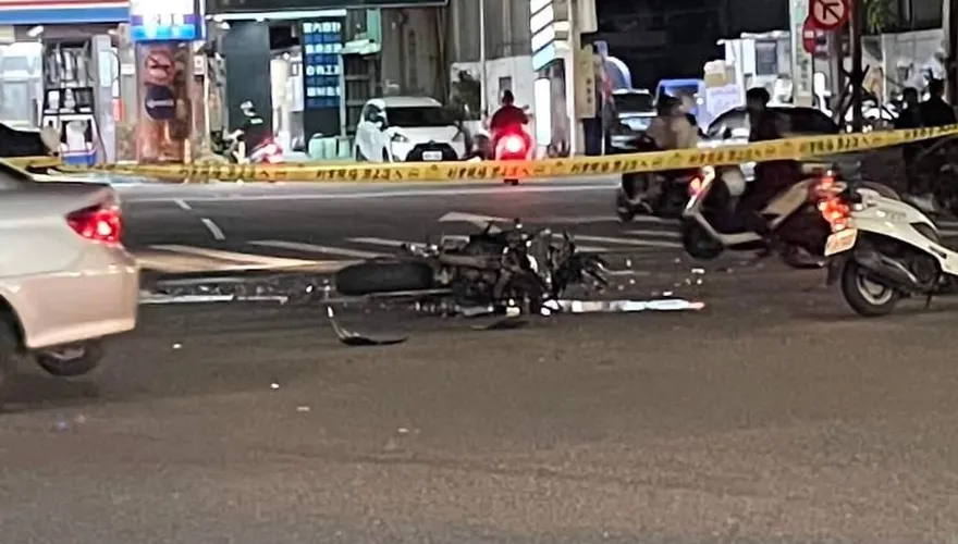 騎重機一路狂飆！蘆洲男對撞轎車「彈飛2層樓」命危　他目擊驚曝：翻了不知道幾圈