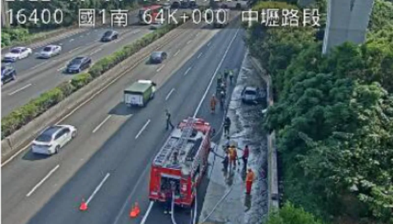 快訊/國道1號中壢段爆火燒車！整輛車遭「大火吞噬剩骨架」　正清查有無傷亡