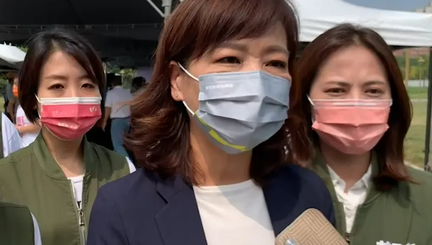 藍掛「支持沈慧虹就是支持周玉蔻」看板曝光！沈慧虹吐感受