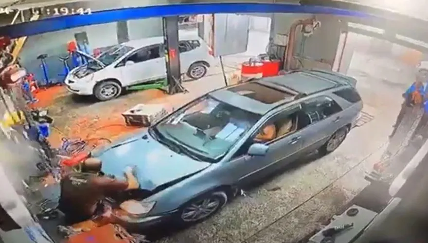 油門踩過頭「修車工秒成夾心」！驚悚暴衝影片曝…他遭猛撞「雙腿直接全斷」