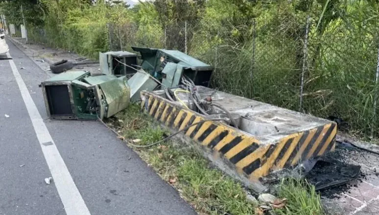 台東2車對撞！變電箱被鏟飛釀34戶停電