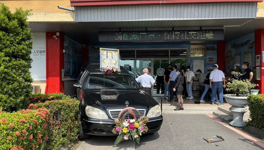 快訊／靈車「倒退嚕」撞破門！台南殯儀館離奇車禍　工作人員聽「碰」一聲嚇傻報警