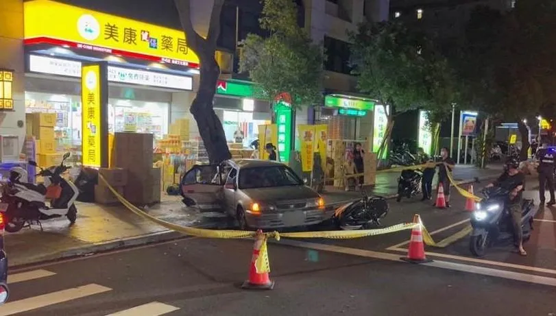 倒車暴衝撞安全島+行人+機車騎士　91歲駕照被註銷老翁闖禍　釀3傷1亡