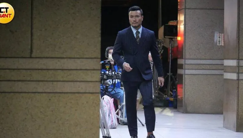 西裝猛男走進超商…下秒發現「他竟是視帝」！「曖昧一舉動」店員燦笑目送