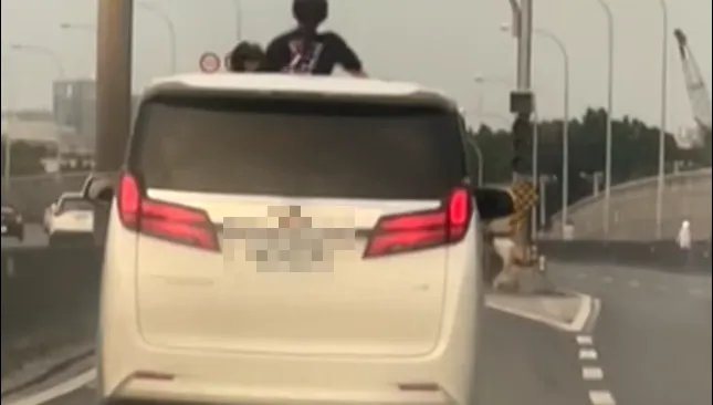 心驚膽跳！行駛高速公路驚見小孩鑽出車窗吹風　網痛批「一次意外 後悔終生」