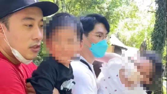 暖心舅舅！余祥銓同姊夫現身　攜外甥子女前往動物園留念