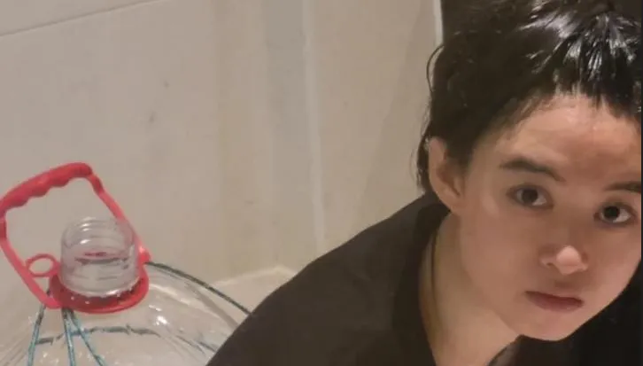 笑翻！正妹秀出省水洗頭妙招　網友毫不領情紛紛吐槽