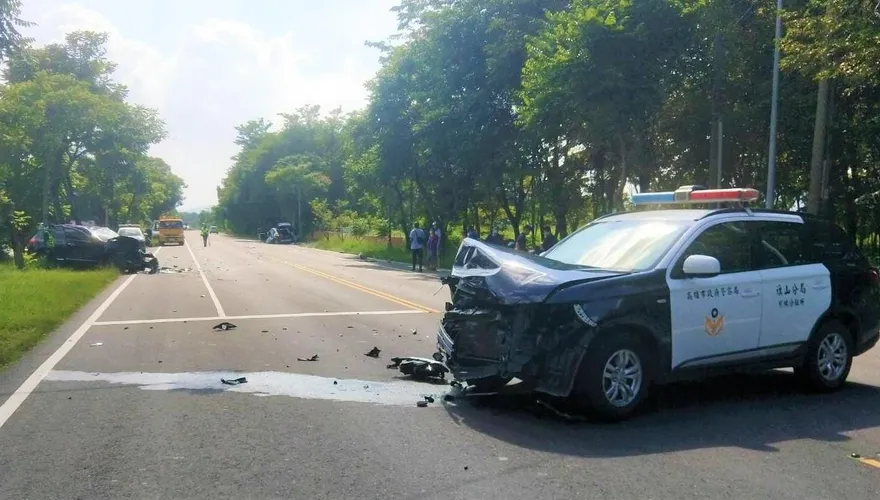 為追沒戴安全帽騎士　警車與BMW車相撞再波及1車　1人重傷住院觀察