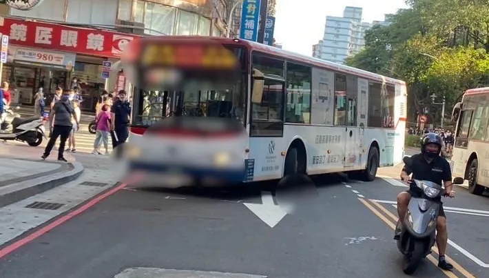 8旬老翁穿越人行道遭公車撞擊　骨折＋挫傷送醫　司機未讓行人將遭罰
