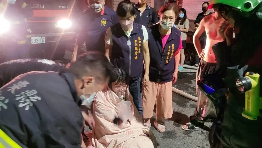 苗栗頭份晚間傳火警 大樓內出租套房延燒　救出6人其中3人嗆傷送醫