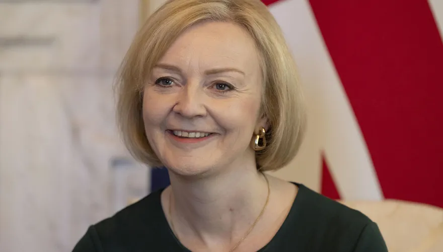 戲劇性一幕發生，英國女首相有點懸了