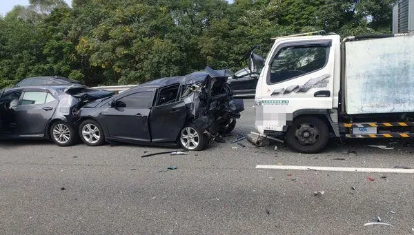 國3南下後龍段車禍！4車連撞「紫爆回堵」封2車道　車速剩18km慢慢開