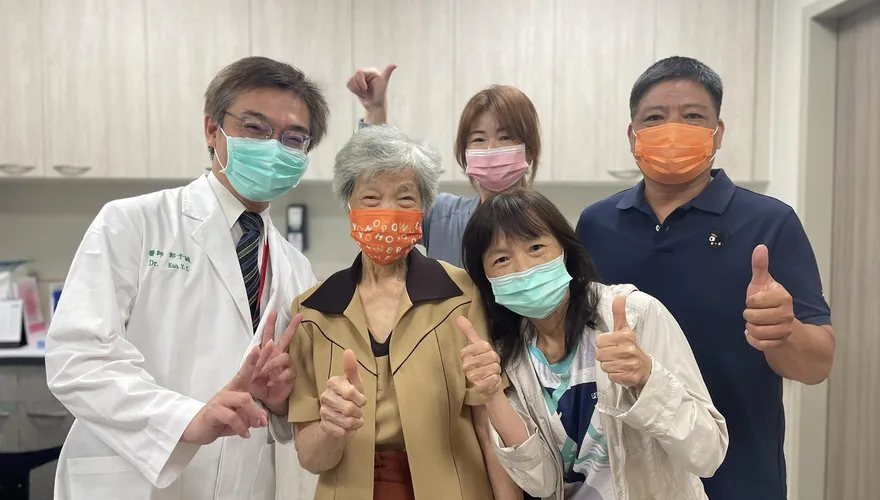 肺癌第四期轉移一度拒絕治療！如今神奇抗癌成功　回診感謝醫護