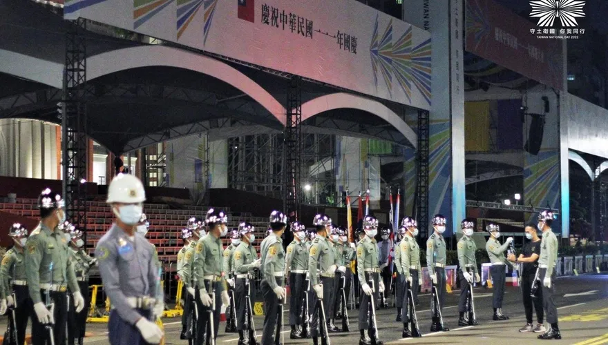 郭台銘造勢竟出現穿三軍服裝人員！立委疑違法　國防部回應了