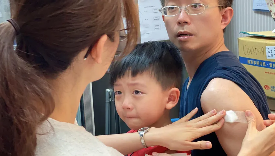 帶兒子打流感疫苗！醫喊：「喂！我才想哭吧！」網友笑翻狂按讚！