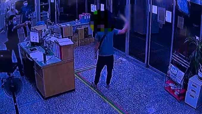 苗栗賓士男撞檳榔攤再持雙刀闖警局…勸阻無效！辣椒水+電擊槍伺候