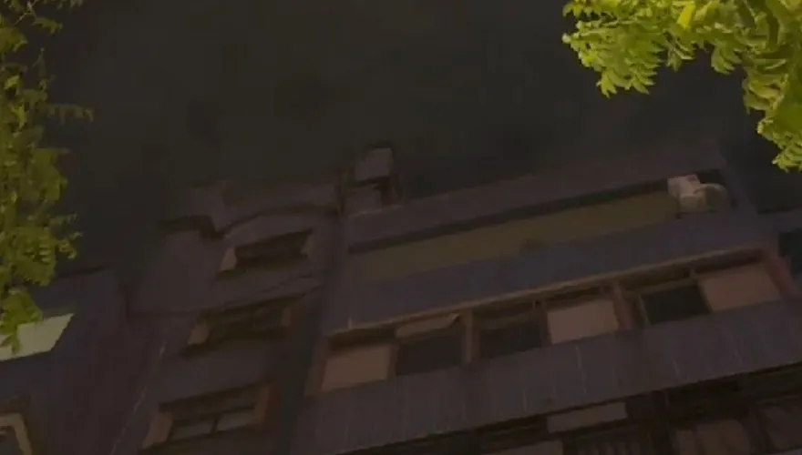 快訊/只差幾步就爆頭！天母建築物「石塊直墜地面」撞凹招牌　頂樓40歲男遭逮