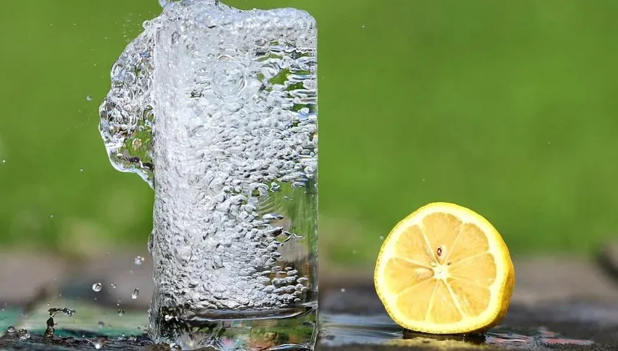 喝氣泡水小心骨鬆？專家指「1原因」和水差異不大！