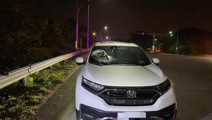 驚死人！國道3號天降鐵片砸車　乘客頭部遭重擊…險奪命