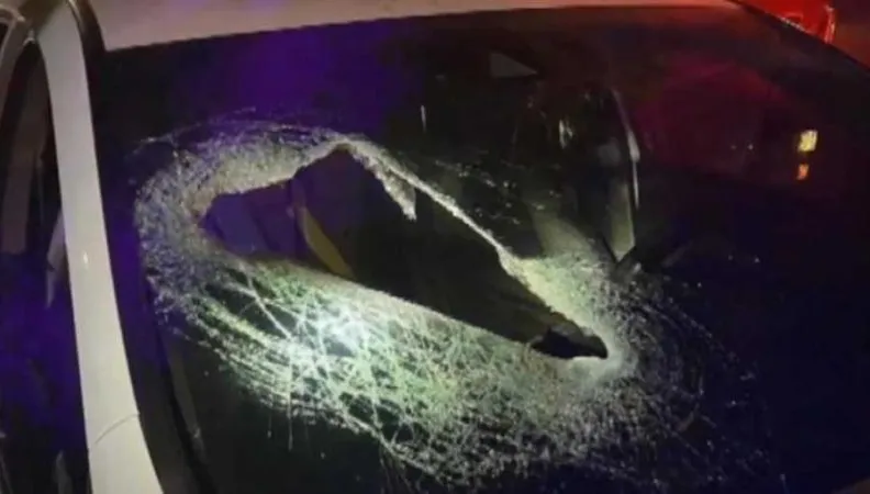 奪命鐵片穿破車窗！夫妻走國道衰遇劫　她「鐵片飛砸頭重創」爆血昏死