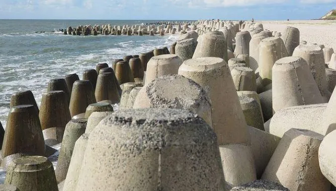 新北野柳「驚見浮腫男屍」！彎曲仰躺陳屍消波塊　警消急拉上岸…身分待查