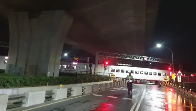 8.8億「最美自強號」車頭毀損！女三寶機車卡死平交道GG了　原因超瞎
