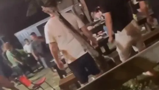 大鬧蘭嶼下秒出事！他亮刀氣喊：年輕人出來　近百人圍民宿尋仇…激戰影片曝