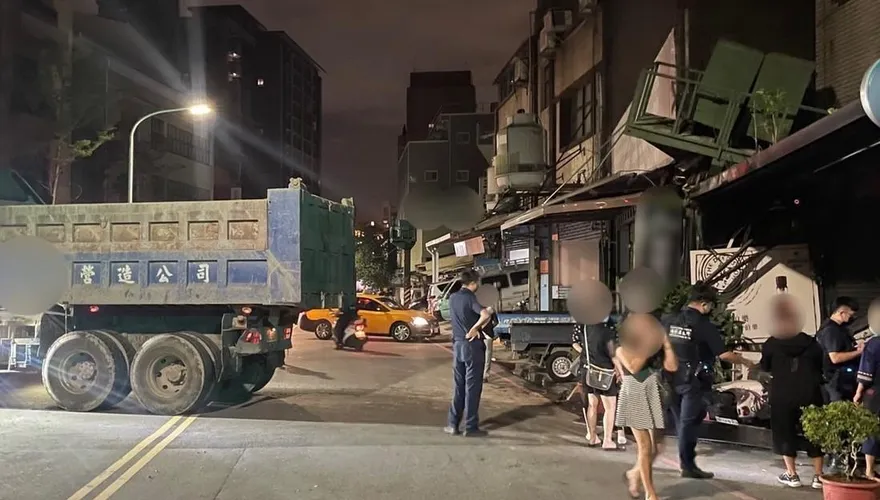 不爽就連你的店面一起處理！男酒駕狂撞小吃部4次　老闆嚇歪