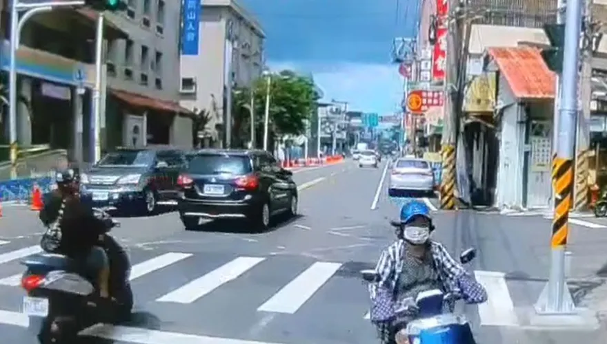 大媽騎士「逆向自撞」路邊吊車　「求償13萬」慘遭檢方打臉