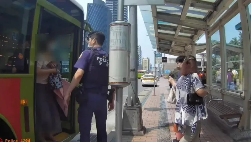 為著5萬塊　北市大安警攔公車及時救款　失主淚謝