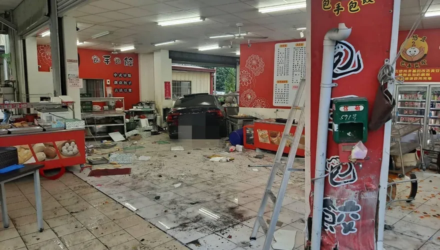 為閃他車？小客車失控自撞分隔島…停不下來一路撞進包子店