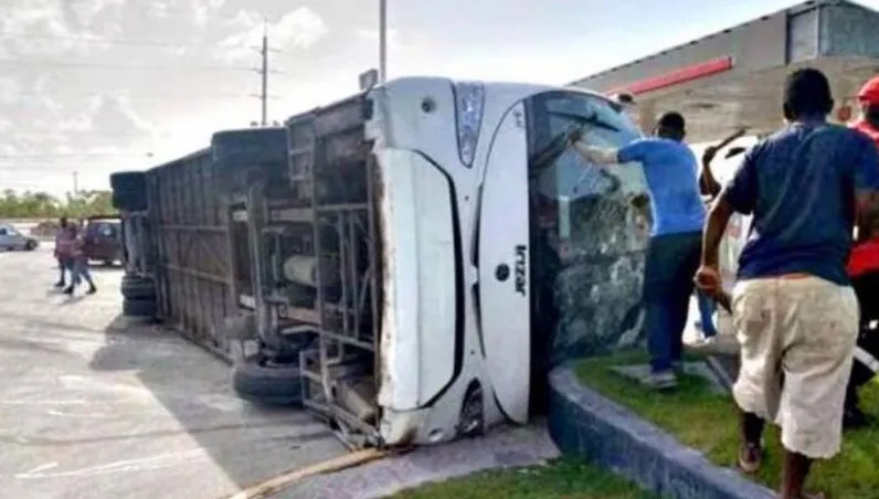 過彎翻覆「乘客噴飛斷頭亡」！疑輪胎磨平沒換釀禍…多國當局證實：已3死數十人輕重傷