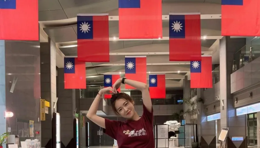 國慶歪頭比愛心！「最美里長參選人」陳紫渝美照曝光　超甜笑容2萬粉絲暴動