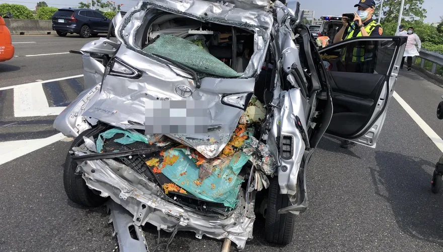 遭貨車急速衝撞！國1恐怖車禍「後座壓扁變形」　1人慘卡車內、3人急送醫