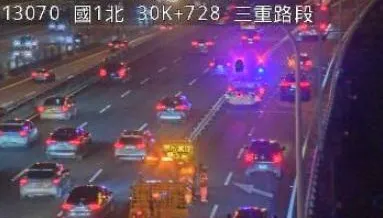 快訊/國慶連假最終日！國1高架爆4車連撞　2人受傷送醫