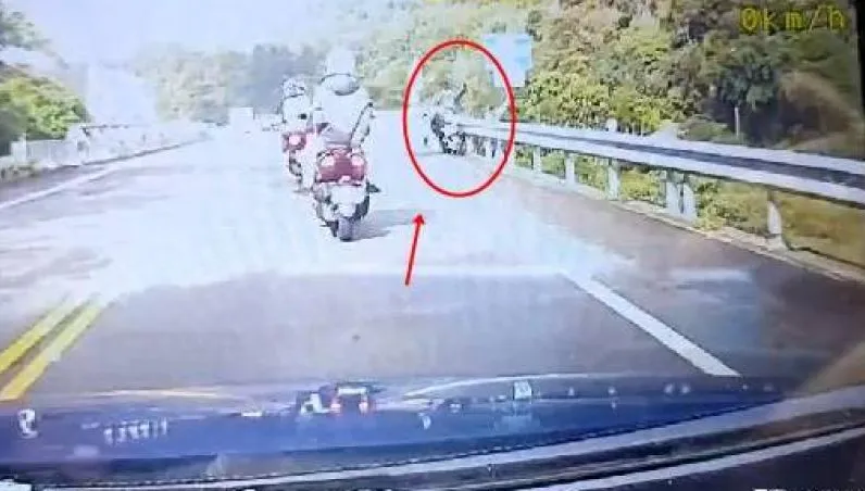 「連人帶車噴飛」慘墜16m深谷！夜衝武嶺自撞釀禍…18歲男疑騎到睡著→重摔斃命