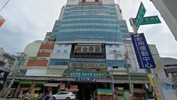 衝流量衝過頭？直播主夜探鬼樓鬼扯被追殺　竟把握機會「工商時間」