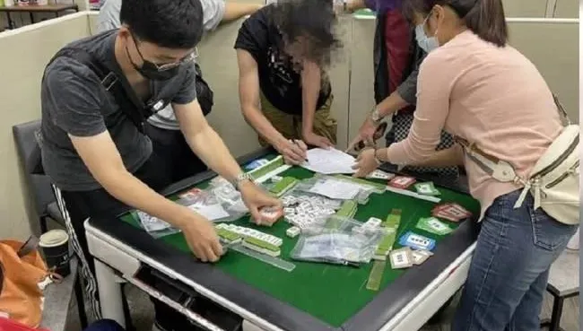 棋牌社卻打麻將！地下賭場大翻車警逮36人　負責人竟是21歲嫩妹