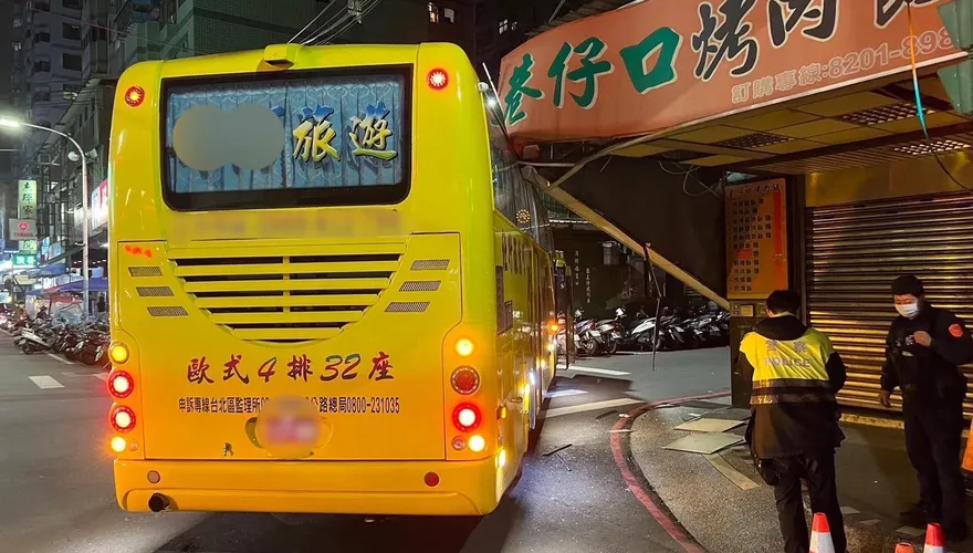 拆人招牌！遊覽車轉彎釀禍　「巷子口」落地「芭比Q」了