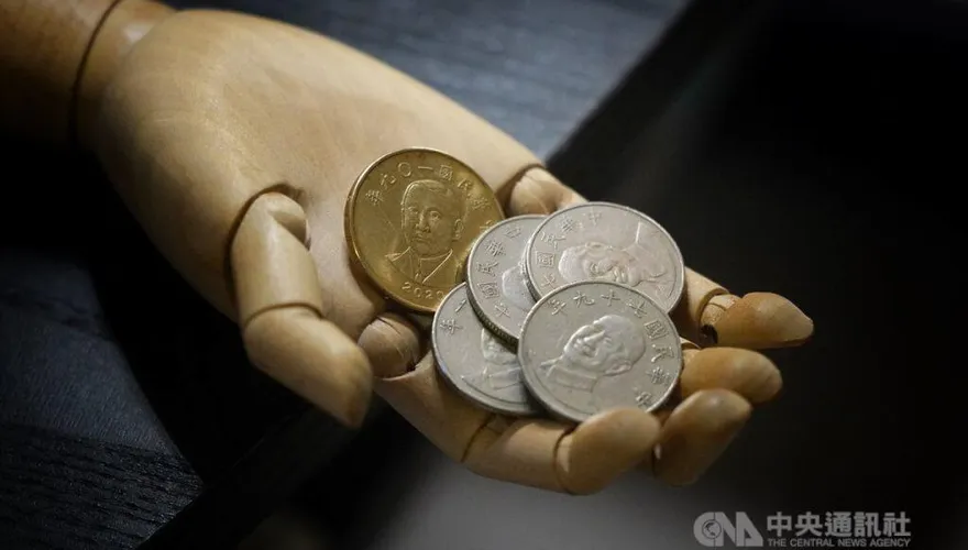 新台幣爆量重貶2.14角　午盤暫收31.882元