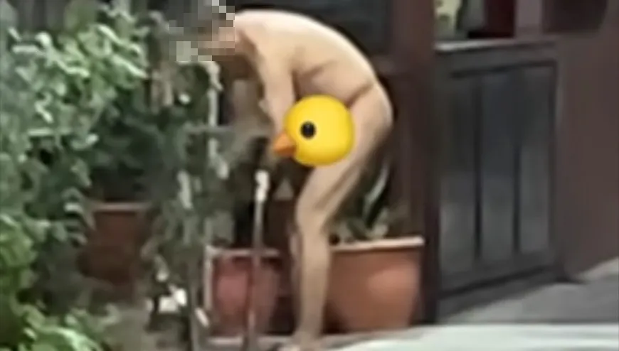 還願嗎？阿伯土地公廟前全裸洗香香…警察北北也看不下去了