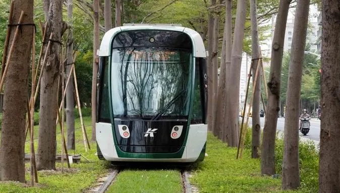 「龍貓隧道」通車路段因電力供應異常　高捷緊急宣布停駛　45名乘客安排轉搭公車