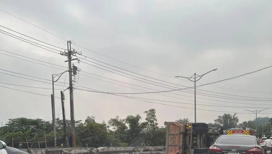 快訊/「大排長榮」翻版！高雄燕巢砂石車橫躺路中央…駕駛受困車內待救援