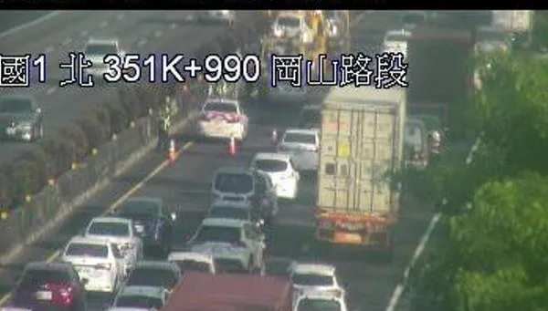 快訊/3車失控追撞…國1岡山路段車禍！上班時間「回堵9km」塞爆