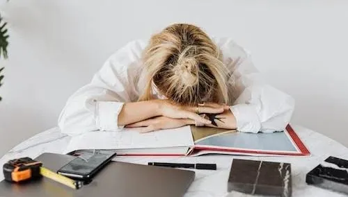 趴睡也會對身體帶來影響？物理治療師教４撇步，睡得更健康！