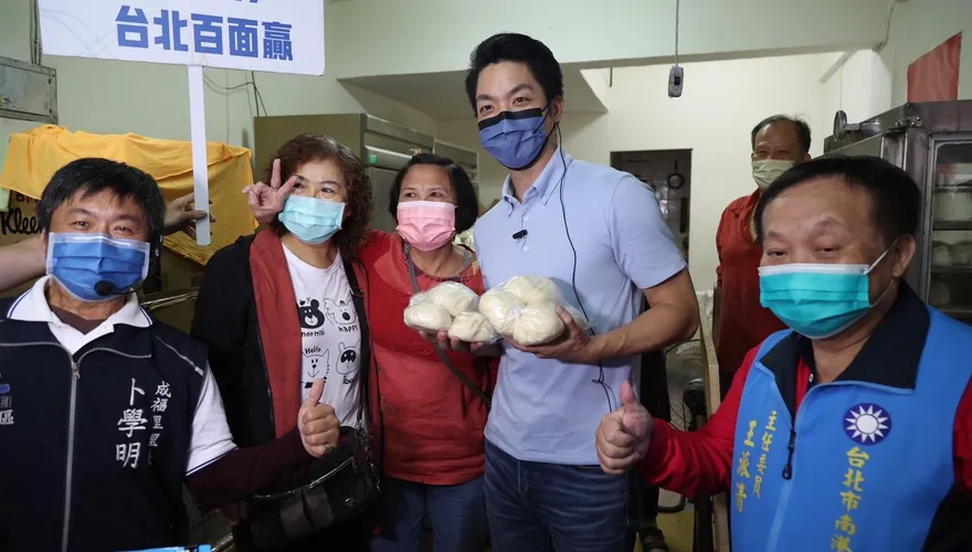 蔣萬安雨中赴南港拜票　民眾熱情喊「凍蒜」祝賀高票當選